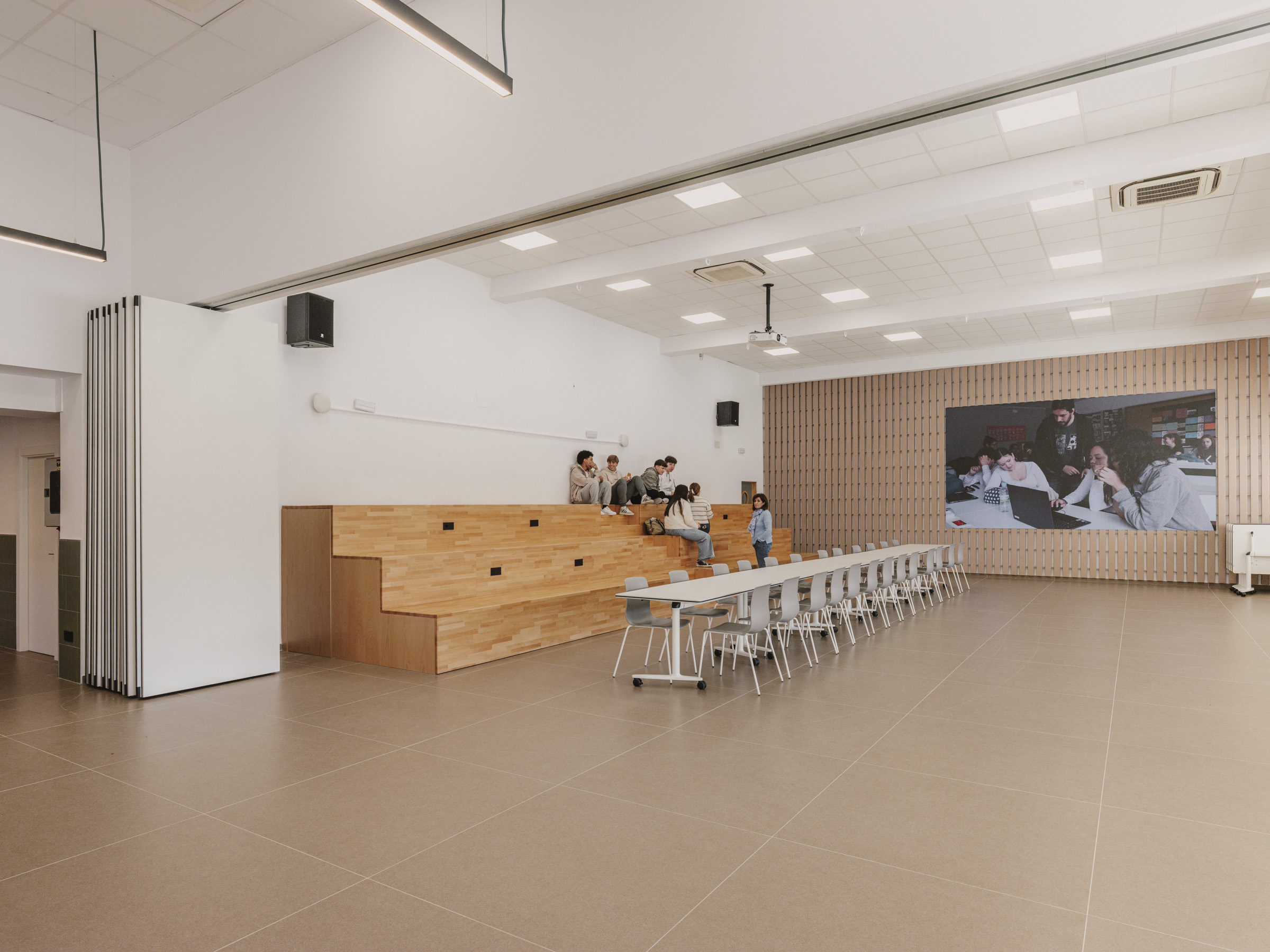 IES Cotes Baixes : Un espace conçu pour transformer